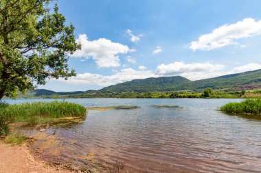 Salagou Gölü 'ndeki kırmızı kayaların manzarası (Occitanie, Fransa)