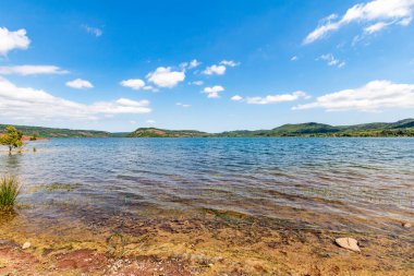 Salagou Gölü 'ndeki kırmızı kayaların manzarası (Occitanie, Fransa)