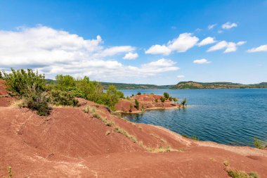 Salagou Gölü 'ndeki kırmızı kayaların manzarası (Occitanie, Fransa)