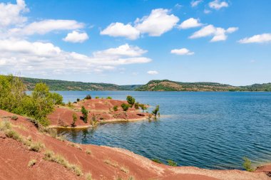 Salagou Gölü 'ndeki kırmızı kayaların manzarası (Occitanie, Fransa)