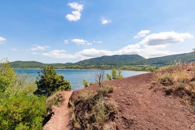Salagou Gölü 'ndeki kırmızı kayaların manzarası (Occitanie, Fransa)