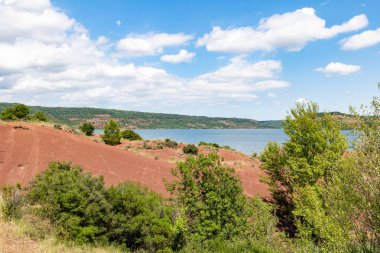 Salagou Gölü 'ndeki kırmızı kayaların manzarası (Occitanie, Fransa)