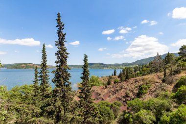 Salagou Gölü 'ndeki kırmızı kayaların manzarası (Occitanie, Fransa)