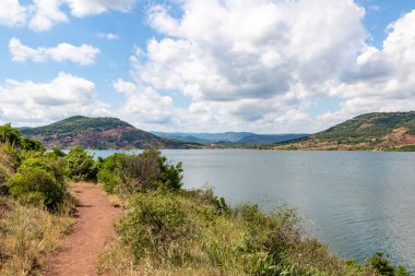 Salagou Gölü 'ndeki kırmızı kayaların manzarası (Occitanie, Fransa)
