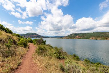 Salagou Gölü 'ndeki kırmızı kayaların manzarası (Occitanie, Fransa)