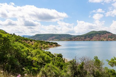 Salagou Gölü 'ndeki kırmızı kayaların manzarası (Occitanie, Fransa)
