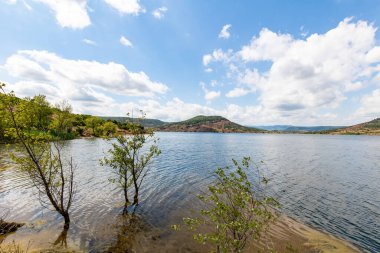 Salagou Gölü 'ndeki kırmızı kayaların manzarası (Occitanie, Fransa)