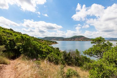 Salagou Gölü 'ndeki kırmızı kayaların manzarası (Occitanie, Fransa)