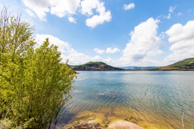 Salagou Gölü 'ndeki kırmızı kayaların manzarası (Occitanie, Fransa)