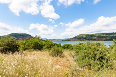 Salagou Gölü 'ndeki kırmızı kayaların manzarası (Occitanie, Fransa)