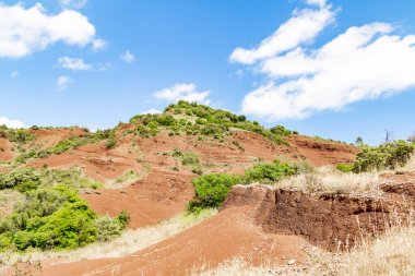 Salagou Gölü 'ndeki kırmızı kayaların manzarası (Occitanie, Fransa)