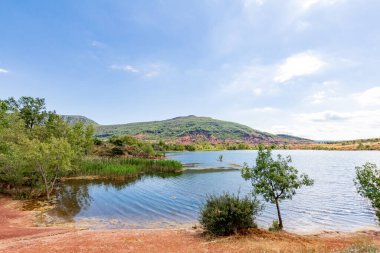 Salagou Gölü 'ndeki kırmızı kayaların manzarası (Occitanie, Fransa)