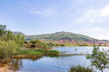 Salagou Gölü 'ndeki kırmızı kayaların manzarası (Occitanie, Fransa)
