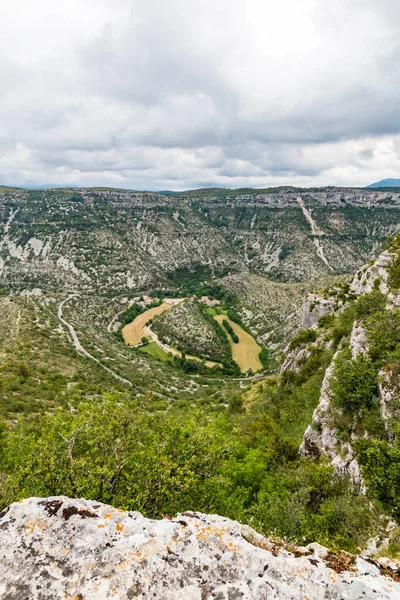 Navacelles Sirki 'nin kalbindeki Navacelles köyü (Occitanie, Fransa)
