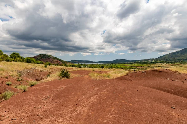 Salagou Gölü 'ndeki kırmızı kayaların manzarası (Occitanie, Fransa)