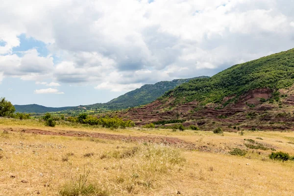 Salagou Gölü 'ndeki kırmızı kayaların manzarası (Occitanie, Fransa)