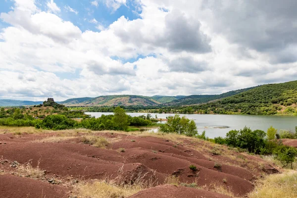 Salagou Gölü 'ndeki kırmızı kayaların manzarası (Occitanie, Fransa)