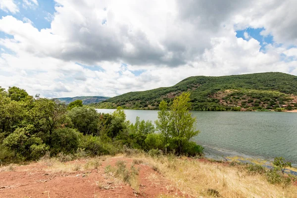Salagou Gölü 'ndeki kırmızı kayaların manzarası (Occitanie, Fransa)
