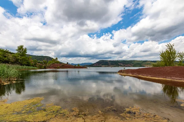 Salagou Gölü 'ndeki kırmızı kayaların manzarası (Occitanie, Fransa)