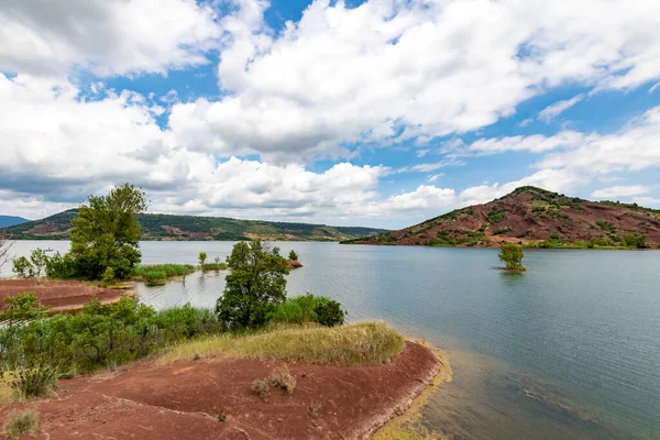 Salagou Gölü 'ndeki kırmızı kayaların manzarası (Occitanie, Fransa)