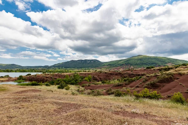 Salagou Gölü 'ndeki kırmızı kayaların manzarası (Occitanie, Fransa)