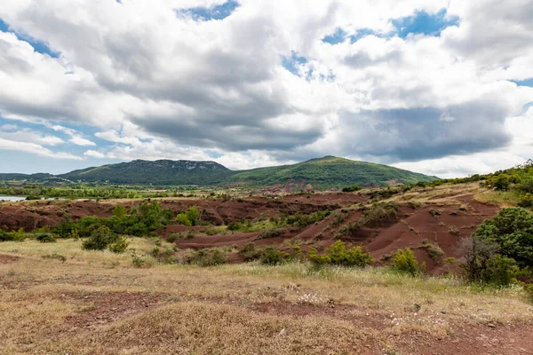 Salagou Gölü 'ndeki kırmızı kayaların manzarası (Occitanie, Fransa)