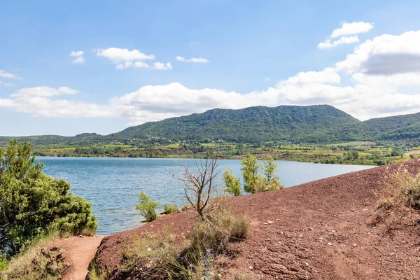 Salagou Gölü 'ndeki kırmızı kayaların manzarası (Occitanie, Fransa)