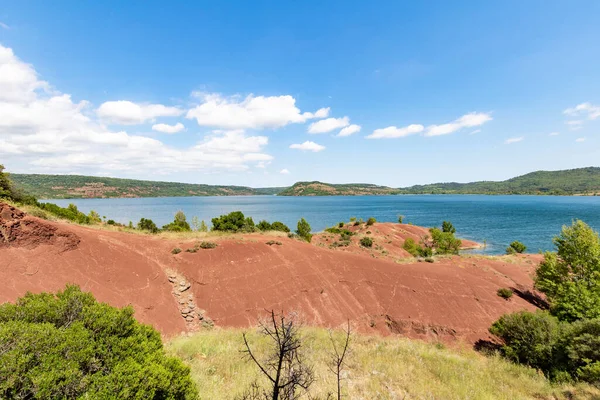 Salagou Gölü 'ndeki kırmızı kayaların manzarası (Occitanie, Fransa)