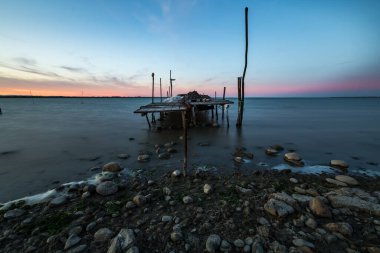 Perols 'de Etang de l' Or 'da gün batımı (Occitanie, Fransa)