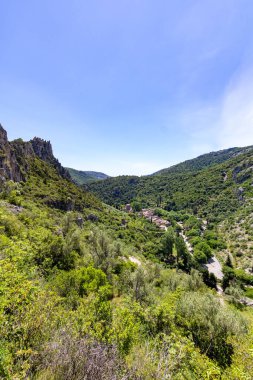 Saint-Guilhem-le-Desert Ortaçağ köyü bir vadinin dibinde (Occitanie, Fransa)