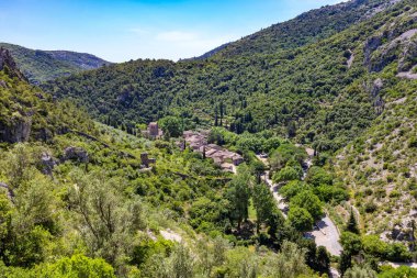 Saint-Guilhem-le-Desert Ortaçağ köyü bir vadinin dibinde (Occitanie, Fransa)