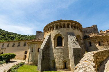 Gellone Abbey Saint-Guilhem-le-Desert ortaçağ köyünde (Occitanie, Fransa)