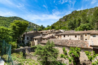 Saint-Guilhem-le-Desert ortaçağ köyünün yaz manzarası (Occitanie, Fransa)