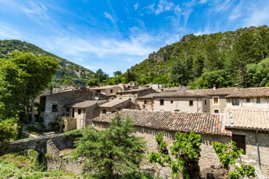 Saint-Guilhem-le-Desert ortaçağ köyünün yaz manzarası (Occitanie, Fransa)