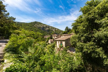 Saint-Guilhem-le-Desert ortaçağ köyünün yaz manzarası (Occitanie, Fransa)