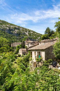 Saint-Guilhem-le-Desert ortaçağ köyünün yaz manzarası (Occitanie, Fransa)