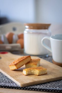 Kısmen yenmiş bir finansör pastasının kesim tahtasındaki yakın çekimi.