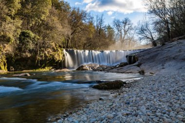Kışın sonunda Vis şelalesi (Occitanie, Fransa)