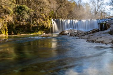 Kışın sonunda Vis şelalesi (Occitanie, Fransa)