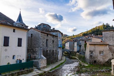Cevennes 'de Saint-Laurent-le-Minier köyü, küçük bir nehir tarafından geçildi..
