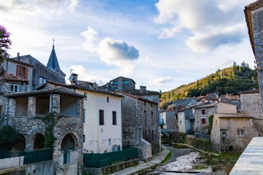 Cevennes 'de Saint-Laurent-le-Minier köyü, küçük bir nehir tarafından geçildi..