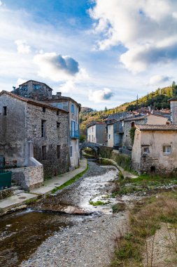 Cevennes 'de Saint-Laurent-le-Minier köyü, küçük bir nehir tarafından geçildi..