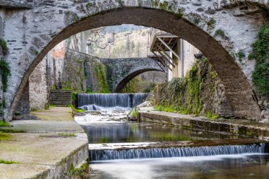 Cevennes 'de Saint-Laurent-le-Minier köyü, küçük bir nehir tarafından geçildi..