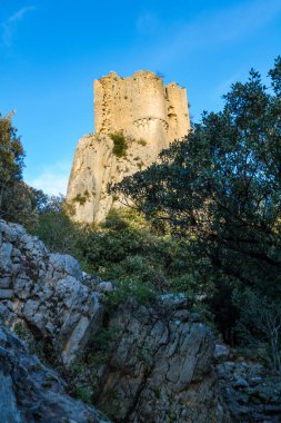 Hortus Dağı Kalesi üzerinde gün batımı (Occitanie, Fransa)