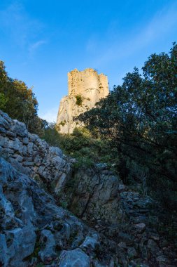 Hortus Dağı Kalesi üzerinde gün batımı (Occitanie, Fransa)