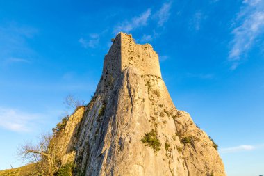 Hortus Dağı Kalesi üzerinde gün batımı (Occitanie, Fransa)