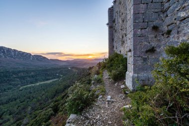 Hortus Dağı Kalesi üzerinde gün batımı (Occitanie, Fransa)