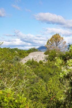 Sauve 'deki Mer des Rochers' in Cevennes dağlarının eteklerindeki görüntüsü (Occitanie, Fransa)