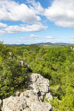 Sauve 'deki Mer des Rochers' in Cevennes dağlarının eteklerindeki görüntüsü (Occitanie, Fransa)