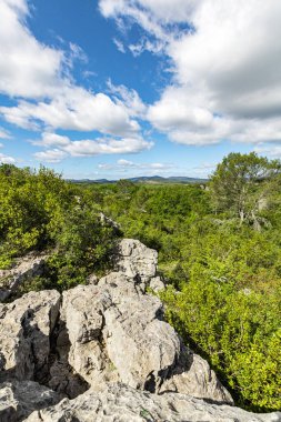Sauve 'deki Mer des Rochers' in Cevennes dağlarının eteklerindeki görüntüsü (Occitanie, Fransa)